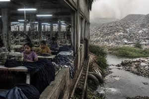 découvrez ce qu'est la fast fashion et explorez ses impacts sociaux et environnementaux pour mieux comprendre les enjeux de cette industrie.